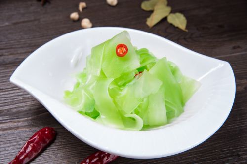 臘腸炒萵筍的做法 加點(diǎn)白糖會(huì)更入味