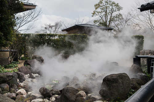 　　孝感8月份好玩的地方有哪些?下文為大家整理了孝感8月份好玩的地方，希望可以幫到您哦!  　　2018孝感8月份好玩的地方大全  　　湯池溫泉  　　湯池溫泉又稱玉女泉。在應(yīng)城市區(qū)西20公里，距離武漢1.5小時，長沙4小時車程。為了支持湯池溫泉的新一輪發(fā)展，應(yīng)城市的交通、國土、規(guī)劃等職能部門在配合做好各項基礎(chǔ)工作的同時，積極向上爭取政策支持，為工程開工創(chuàng)造條件。根據(jù)初步規(guī)劃設(shè)計，湯池溫泉二期工程預(yù)計投資7億人民幣左右，計劃用地2000多畝，主要建設(shè)和溫泉相配套的各類旅游產(chǎn)業(yè)，如配套的會議場所，與拓普拓展合作建設(shè)的大型拓展訓(xùn)練的地等。  　　觀音湖生態(tài)文化旅游度假區(qū)  　　觀音湖位于湖北東北部孝感市孝昌縣小悟鄉(xiāng)境內(nèi)。旅游區(qū)內(nèi)群山連綿、溪水環(huán)繞、鐘靈毓秀、氣候宜人，是一片“玉蘢青紗人未識”的風(fēng)水寶地。有山水一色，碧波千頃，風(fēng)光旎旖的觀音湖;有巍峨挺拔、奇峰峭壁、怪石嶙峋的大悟山;有頗具影響的佛教圣地九龍寺、觀山禪寺;有革命先輩李先念、陳少敏等創(chuàng)建的大、小悟山抗日指揮中心和劉震將軍故居等紅色旅游資源;有極具農(nóng)家特色和風(fēng)味的“農(nóng)家樂”旅游休閑場所，真可謂是“游山游水游古跡，賞花賞果賞農(nóng)莊”。2012年被評為湖北最美景區(qū)。  　　漢川公園  　　漢川公園是湖北省漢川市唯一一個集民眾鍛煉、休閑、娛樂、園藝等功能于一體的對公眾免費開放的綜合性、公益性游樂場所，總面積41萬平方米，其中水域面積13.4萬平方米，綠地面積26.7萬平方米，建筑面積和道路硬化面積0.9萬平方米。由“雄關(guān)邁步”、“福星高照”、“清水芙蓉”、“銀湖聽濤”、“沙洲翔擊”、“楓林紅霞”等8大景點構(gòu)成。它是漢川“蓮藕之鄉(xiāng)”的象征。繞過廣場，前面就是曲橋，橋身就像駱駝的脊背一直彎曲到湖那邊，曲橋因此得名，橋兩邊木柱上雕刻的各式蓮花圖案均栩栩如生，讓人流連忘返。  　　雙峰山旅游度假區(qū)  　　雙峰山旅游度假區(qū)，是國家AAAA級景區(qū)，鄂東北最大的森林公園，位于孝感市區(qū)東北部，孝昌縣東部，東北與武漢市黃陂縣為鄰。距孝感市區(qū)40公里，武漢70公里，距天河國際機場50公里，107國道和京廣鐵路花園站19公里，距正在建設(shè)的京珠高速公路周巷出口處6公里，漢十高速公路和孝大公路擦境而過.雙峰山主峰為海拔880M的兩座對峙山峰組成，其中最高峰高887.3M，為孝感市第一高峰。民間傳說，雙峰山由董永、七仙女“仙化”而成，“此眼化作雙峙劍，刺破蒼穹問緣由”。風(fēng)景區(qū)即以此山命名。  　　白兆山李白文化旅游區(qū)  　　白兆山李白文化旅游區(qū)是國家4A級景區(qū)，位于安陸城西14公里處，主峰太白峰海拔383米。白兆山地勢險峻，崖壑幽深，層巒疊翠，林木茂盛，和涢水相映成趣。前人有“涢水濃于酒，碧山俏似詩”的贊語。又因李白隱居十年而馳名天下，被譽為“仙山”。 景區(qū)內(nèi)整修一新的全木質(zhì)結(jié)構(gòu)李白故里樓群、全國面積最大的李白紀(jì)念館、全國最高的花岡巖李白石像以及全國匯集最多的李白詩碑長廊，以及與李白相關(guān)的遺址遺跡已成為人們探尋李白仙蹤，感受李白文化最理想的場所。  　　以上的孝感8月份好玩的地方，相信可以幫到您哦!  　　推薦閱讀：湖北特產(chǎn)有哪些 來湖北旅游必帶的特產(chǎn)  　　推薦閱讀：湖北恩施有哪些旅游景點 恩施旅游必去景點推薦