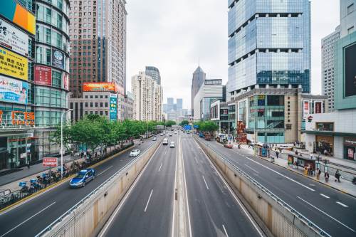 路邊白色實(shí)線能停車嗎 路邊停車要注意什么