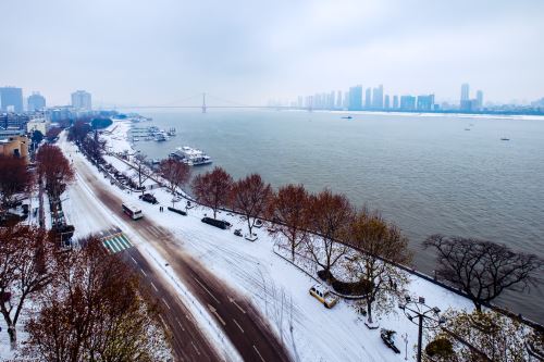 雪天側(cè)滑怎么打方向盤 雪天側(cè)滑方向盤操作方法