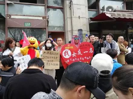 流浪大師家門被圍怎么回事 橫店馬云差點吃垃圾