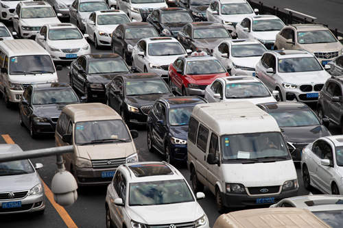 前車道路強(qiáng)行變道 后車直接撞上去算誰(shuí)的責(zé)任呢