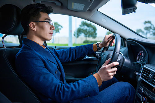 倒車時(shí)如何判斷車尾語(yǔ)后方障礙物的距離 方法有哪些