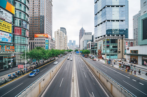 綠燈亮后前車不走該怎么辦 后車能壓實(shí)線變道嗎