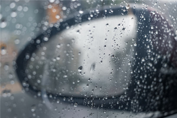 雨天飛車濺濕路人違法嗎 可不可以報警